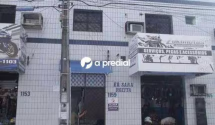 Sala com lavabo, quase esquina com Avenida Tristão Gonçalves.