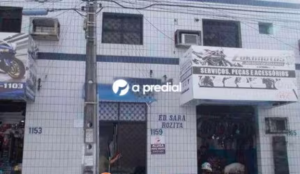 Sala com lavabo, quase esquina com Avenida Tristão Gonçalves.