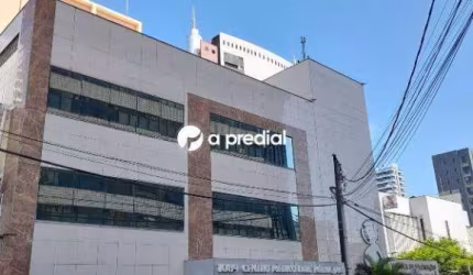 Sala no Centro Médico Drª. Núbia Jacó, com banheiro social e estacionamento.