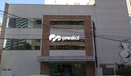 Sala no Centro Médico Drª. Núbia Jacó, com banheiro social e estacionamento.