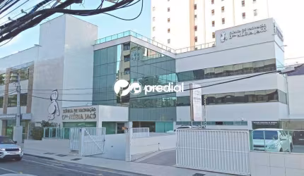 Sala no Centro Médico Drª. Núbia Jacó, com banheiro social e estacionamento.