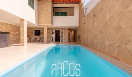 Casa duplex com 3 suítes e piscina, na Atalaia