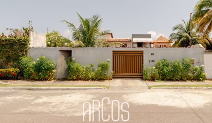 Casa com 5 quartos e piscina, à venda na Aruana
