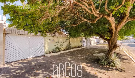 Casa na Atalaia, a 100m da Orla, na rua do Hotel Ibis. 396m²