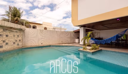 Casa na Atalaia, com 6 suítes e piscina, 495m²