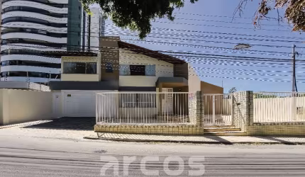 Casa na Farolândia, próxima à Av. Beira Mar. Duplex com mezanino e 3 suítes, sendo 1 suíte master