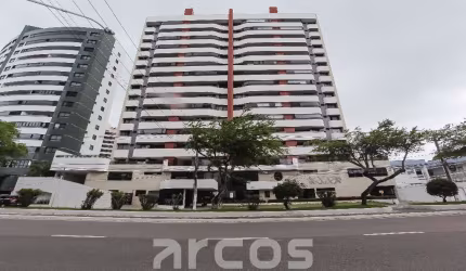 Apartamento no Jardins, Av. Francisco Porto. Edifício Premium, 120m², ¾ com suíte e varanda. Andar alto, Norte/Leste.