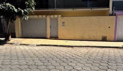 Lindo sobrado no centro de Jacutinga a venda