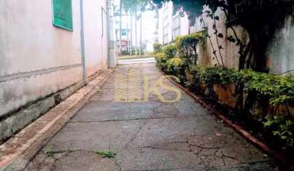 CASAS A VENDA NO CENTRO DE VINHEDO NO MESMO TERRENO.