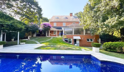Casa estilo europeu à venda de 1750M², 4 dormitórios, 2 suíte, 6 vagas, Residencial Tamboré 1, Baru