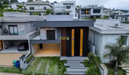 Belíssima casa à venda de 420M² , 5 suítes, piscina com prainha, 4 vagas no Residencial Itahye, San
