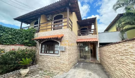 Excelente casa duplex meio lote com 3 quartos, área gourmet, piscina e churrasqueira à venda, 161 m² - Centro/Village Sol e Mar-Rio das Ostras/RJ