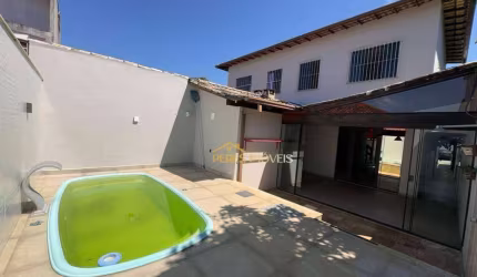 Excelente casa duplex entre a praia e a rodovia com 3 quartos, piscina e área gourmet, á venda, 140 m² - Recreio - Rio das Ostras/RJ