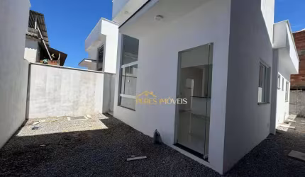 Casa linear com 2 quartos à venda, próximo da rodovia, 65 m² - Extensão Serramar - Rio das Ostras/RJ