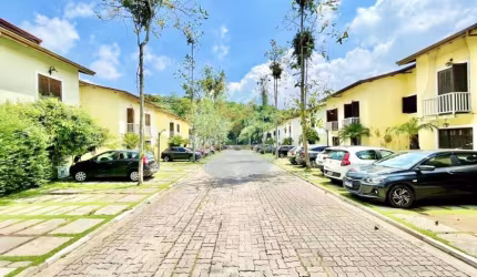 Elegante Sobrado em Condomínio Fechado