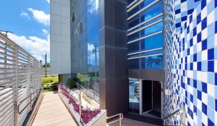 Apartamento frente mar, 2 quartos, sendo 1 suíte e uma dependência, todos com vista para o mar!