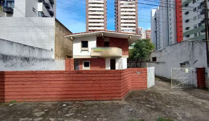 Casa ampla com quintal, 5 Quartos, 4 banheiros, 2 vagas!