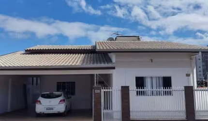 Casa à venda no bairro Tabuleiro- Camboriú