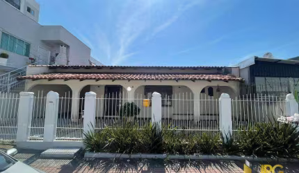 Casa com 200 metros quadrados no centro de Balneário Camboriú