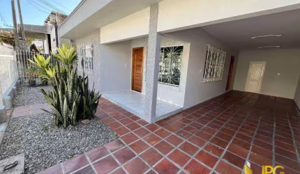 Casa para venda a 950 metros do mar em Balneário Camboriú