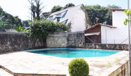 Sobrado com 4 quartos à venda ou para locação em Jardim Cordeiro - SP