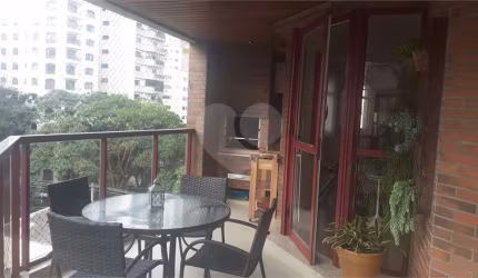 Apartamento com 4 quartos à venda em Moema - SP