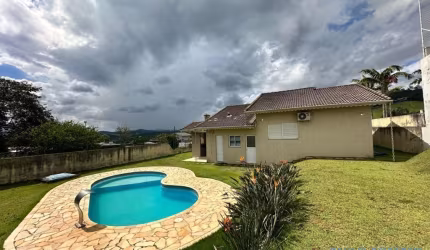 Oportunidade Casa Térrea à Venda em Condomínio Fechado de Atibaia!