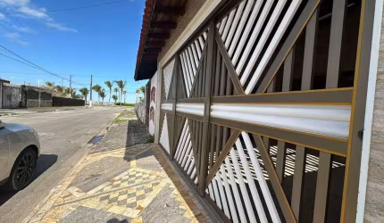 Casa em Praia Grande, no Caiçara apenas 50 metros da Praia com 02 dormitorios.