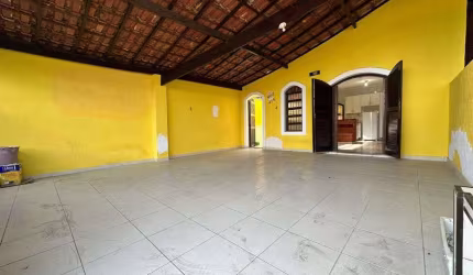 Casa em Praia Grande na Vila Caiçara com 02 dormitorios e uma suite.