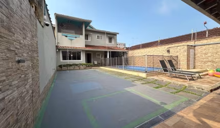 Sobrado em Praia Grande, no Jardim Real com 03 dorms e piscina.