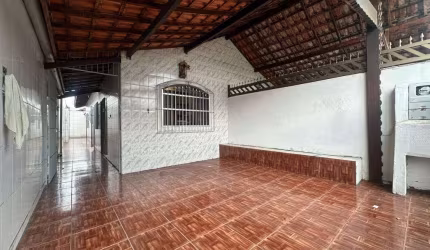 Casa em Praia Grande na Ocian, com 02 dormitorios.