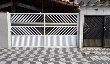 Casa reformada em Praia Grande, no Maracanã com 02 dormitórios.