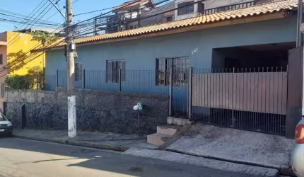 CASA TÉRREA - TRÊS DORMITÓRIOS E DUAS VAGAS - CENTRO DE BARUERI