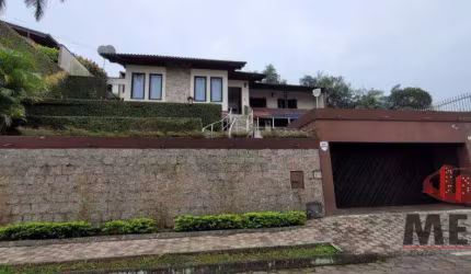 Casa com 4 dormitórios à venda, 227 m² por R$ 1.000.000 - Bom Retiro - Joinville/SC