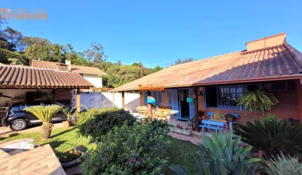 Casa praticamente plana com 3 dormitórios à venda em Novo Hamburgo.