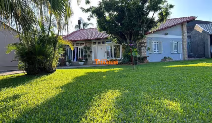 Casa plana com amplo pátio em local calmo e tranquilo, a 5 minutos do centro de