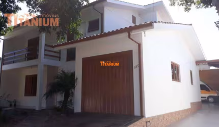 Ampla casa a venda no bairro Canudos. Ótima localização.