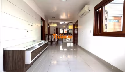 Casa plana com 3 dormitórios, sendo uma suíte, closet e banheira de hidro, churrasqueira, placa solar, piscina, local plano à venda em Novo Hamburgo.