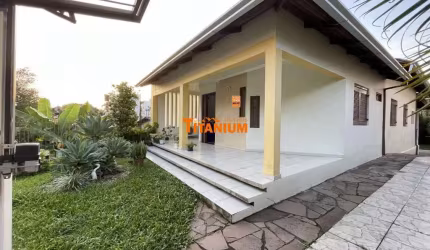 Casa plana à venda, com 3 dormitórios, sendo 1 deles suíte, com um belo pátio e em ótima localização, no Pátria Nova em Novo Hamburgo.