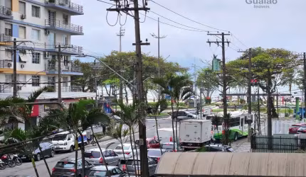 Vendo Apartamento 02 dormitórios, Quadra da Praia do Boqueirão em Santos, Frente para a Rua, Prédio com elevadores e Portaria. Sem Garagem.