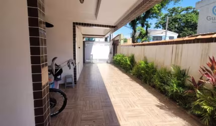 Vendo linda casa em Village de 3 dormitórios sendo 1 suite, quintal com churrasqueira e garagem no Macuco em Santos