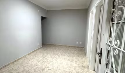 Vendo Apartamento Térreo, 02 Dormitórios, Frente para a Rua, Sem Garagem, Macuco, Santos