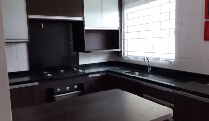 Sobrado na Fanny (com bom espaço de terreno ), em Condomínio.