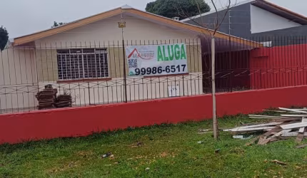 Casa térrea com edícula, em frente a Escola Elevir Dionísio.