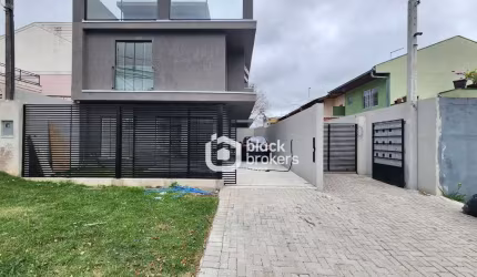 Elegante sobrado com 3 dormitórios sendo uma suite com espaço para closet .Alto boqueirão-Curitiba-PR