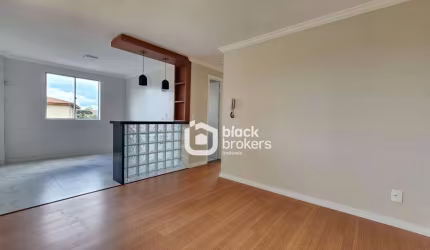 Apartamento reformado com 2 dormitórios, sala e cozinha integrada, banheiro social e uma vaga de garagem