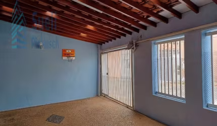 Casa reformada com boa localização-3 vagas-próximo a supermercado-banco-aceita financiamento,FGTS,permuta por casa em condomínio-valor R$ 530.000,00.