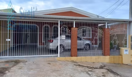 Casa plana com boa localização no Jd. Aurélia-próximo a supermercados-farmácias-e fácil acesso a rodovias-3 vagas cobertas-edícula-valor R$695.000,00.
