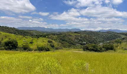 Natur Garden ll chácaras o novo conceito de residencial, em Aruja!.  Situado em Aruja, divisa com Santa Isabel no bairro Retiro próximo a escolas, comércios e mercadinhos. •Acesso 1km do asfalto, (óti