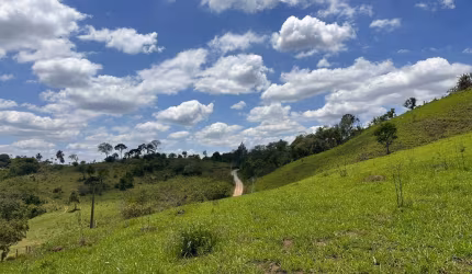 Vende-se terreno com excelente localização em bairro rural de Arujá